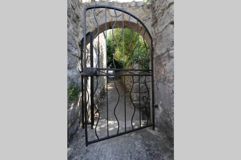 Hébergement de vacances maison pierre et voûte au cœur du village Balazuc France