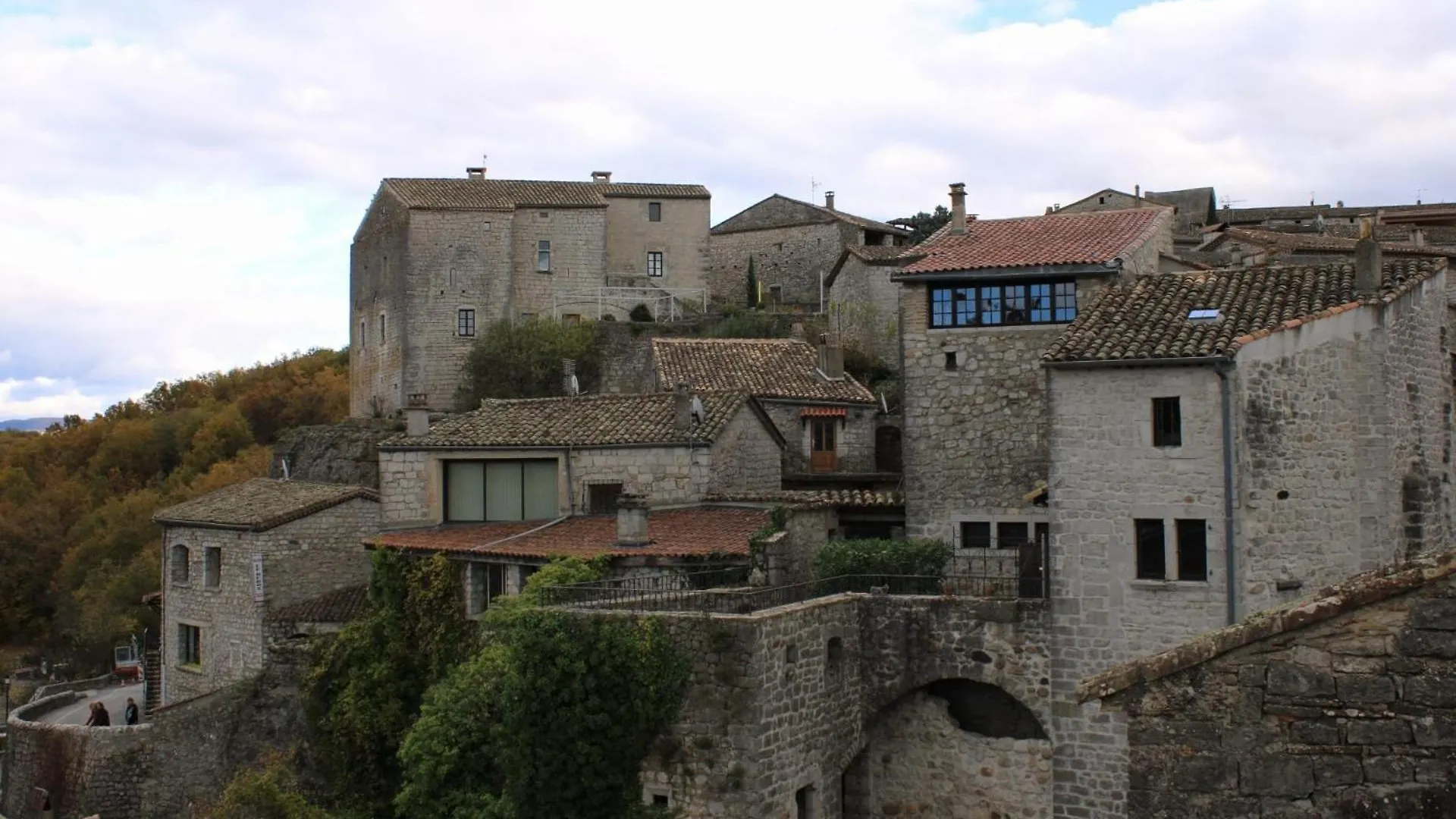 Hébergement de vacances maison pierre et voûte au cœur du village Balazuc