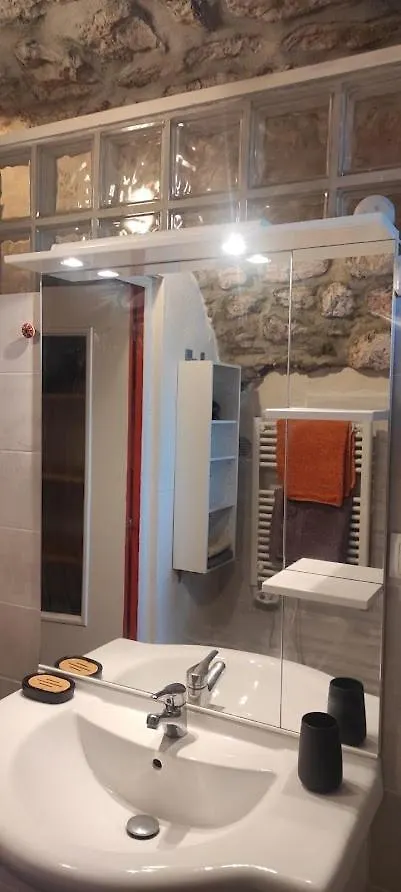 Hébergement de vacances maison pierre et voûte au cœur du village Balazuc