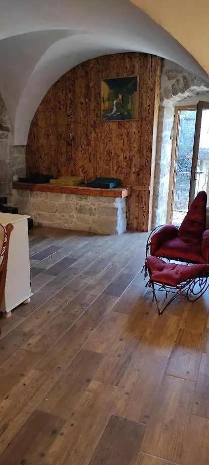 Hébergement de vacances maison pierre et voûte au cœur du village Balazuc France